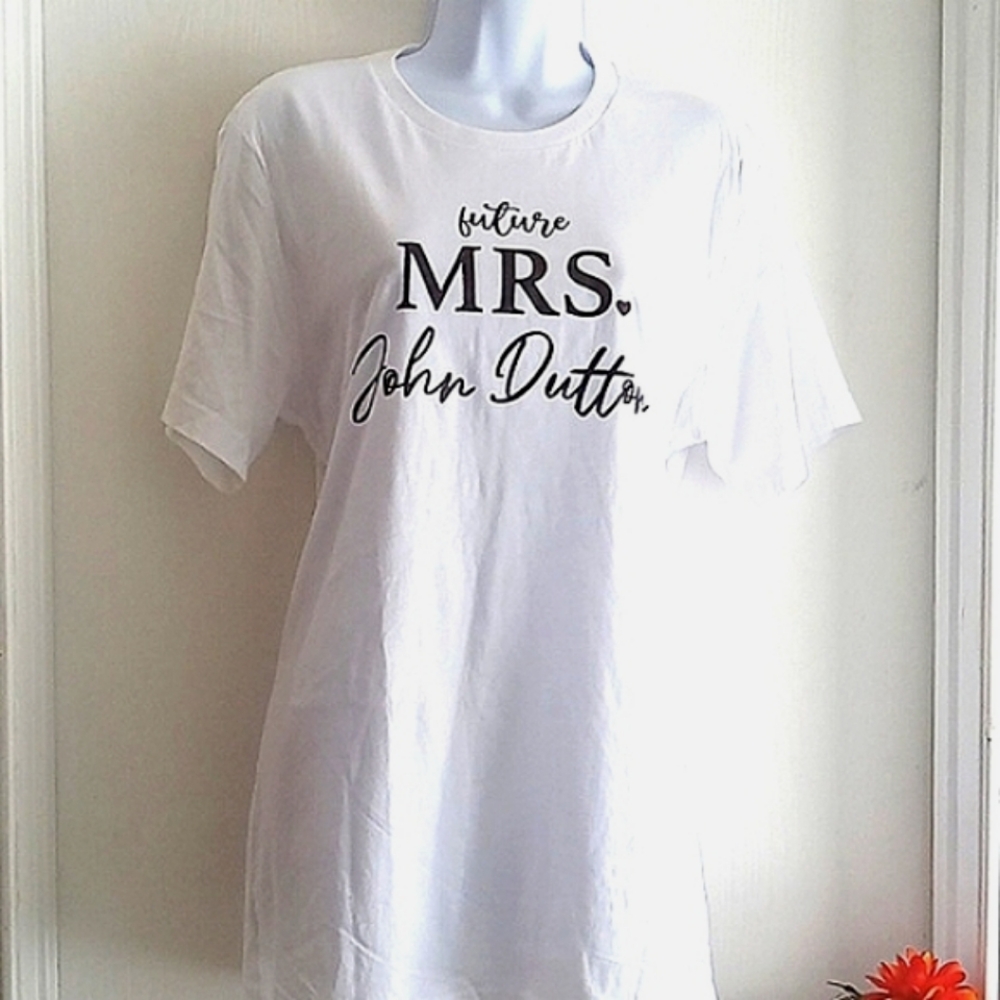 Graphic White T-Shirt Shirt Yellow Stone  Theme NWOT